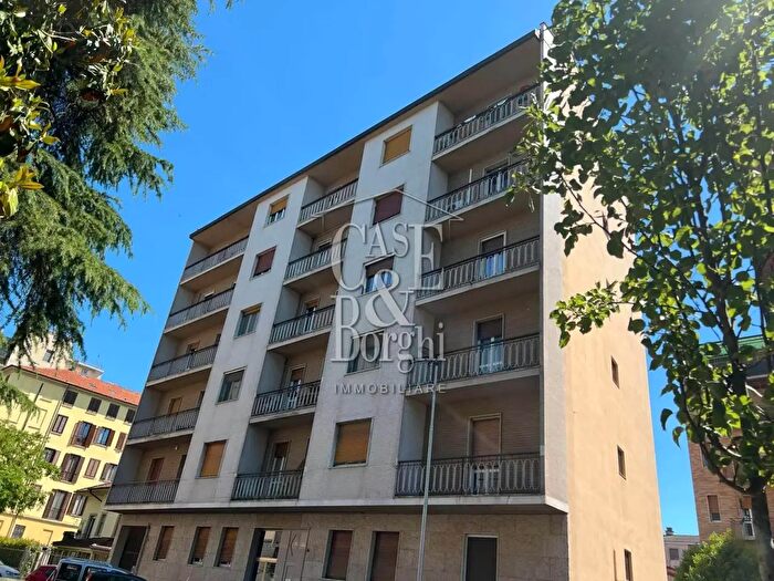 Appartamento con 5 locali in vendita in Via Vittorio Veneto, Voghera