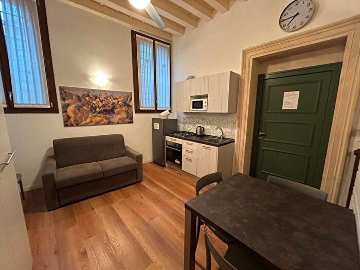 Appartamento monolocale in affitto in Contra Santi Apostoli, Centro Storico, Vicenza