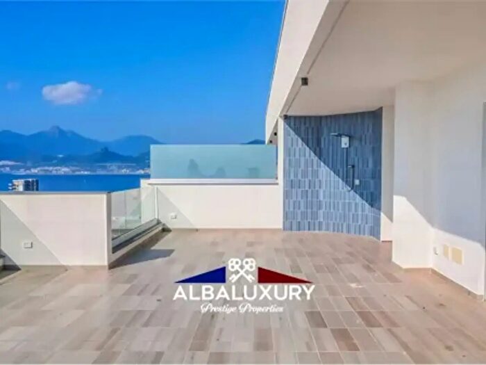 Appartamento con 6 locali in vendita in Via Alfonso Gatto, Salerno