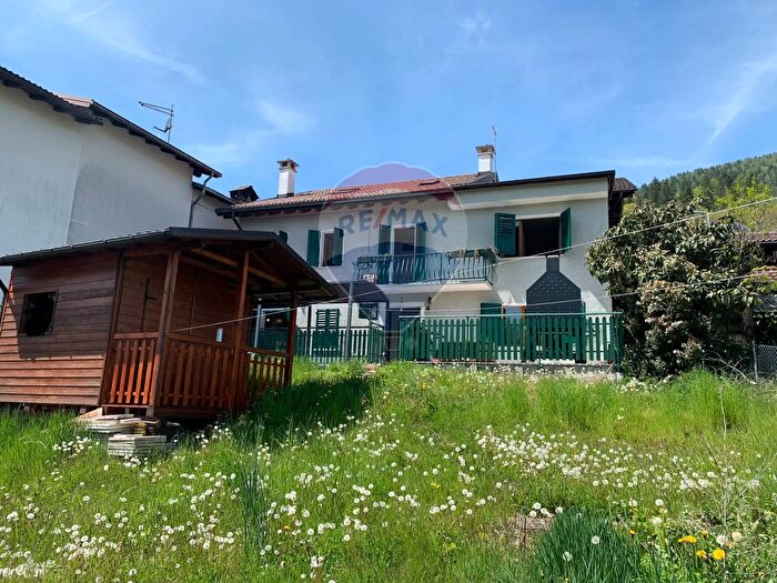 Casa con 6 locali in vendita in Loc Pezzé, Lamon