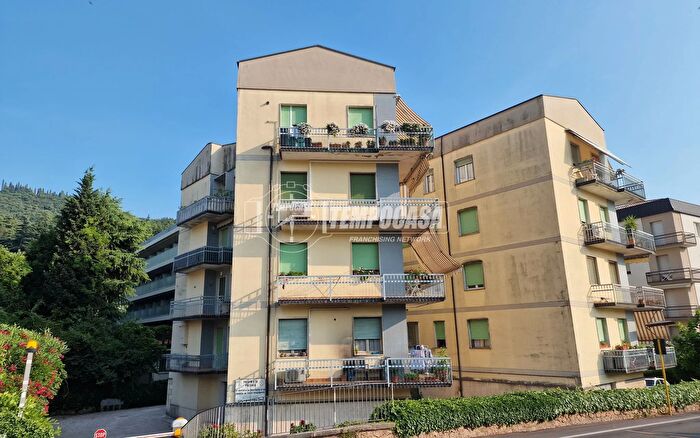 Appartamento trilocale in vendita in Via C Colombo, Garda