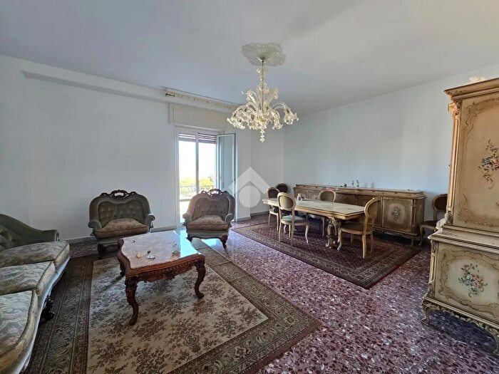 Appartamento con 5 locali in vendita in Appartamento Via Pietro Novelli, Siracusa