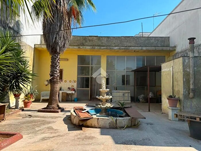 Casa trilocale in vendita in Via Nino Bixio, Oria