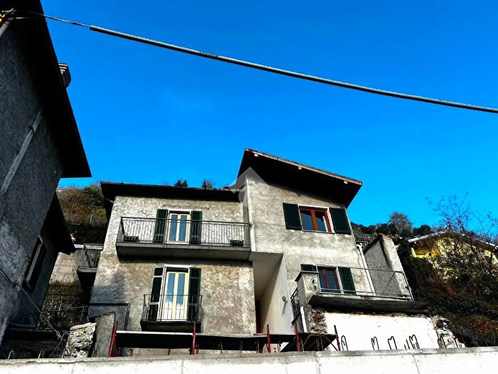 Appartamento trilocale in vendita in Via Antica Regina, Dongo