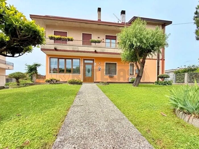 Appartamento con 6 locali in vendita in Montecchio Maggiore