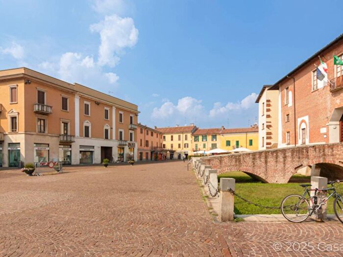Appartamento quadrilocale in affitto in Piazza Vittorio Veneto, Abbiategrasso