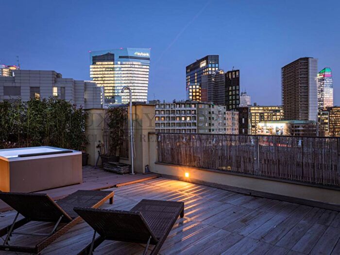 Appartamento trilocale in affitto in Via Federico Confalonieri, Isola, Milano