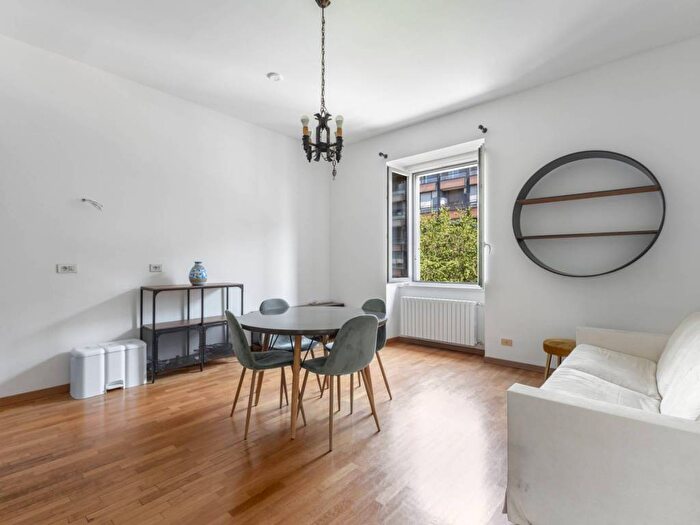 Appartamento trilocale in affitto in Viale Gian Galeazzo, Ticinese, Milano