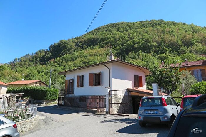 Casa con 6 locali in vendita in Bagnone