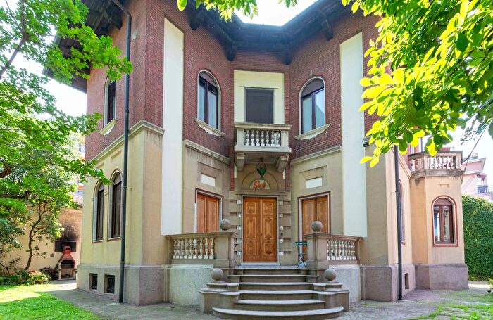 Casa con 8 locali in vendita in Via Casimiro Ottone, Vigevano