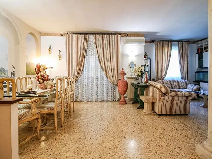 Appartamento con 5 locali in vendita in Pisa
