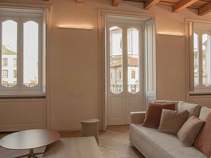 Appartamento bilocale in affitto in Via Laghetto, Borgogna Largo Augusto, Milano