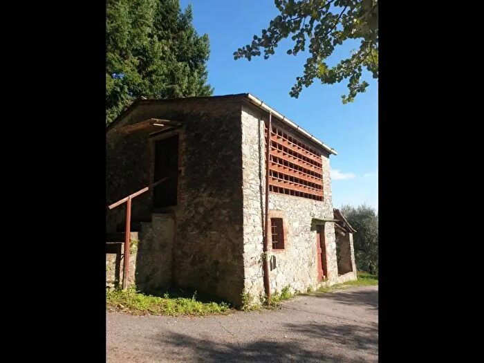 Casa quadrilocale in vendita in Pescaglia