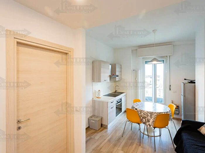 Appartamento trilocale in vendita in Via Vallazze, Milano