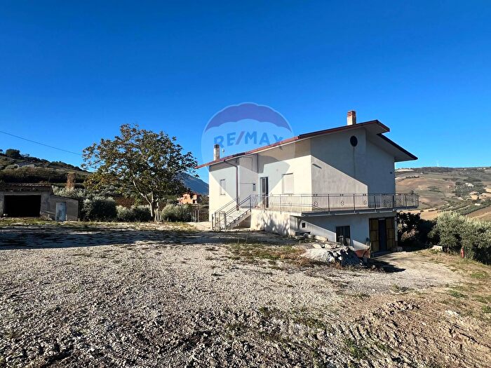 Casa quadrilocale in vendita in Cda San Giovanni Snc, Benevento