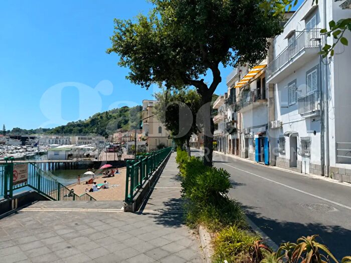 Appartamento bilocale in affitto in Via Montegrillo, Bacoli