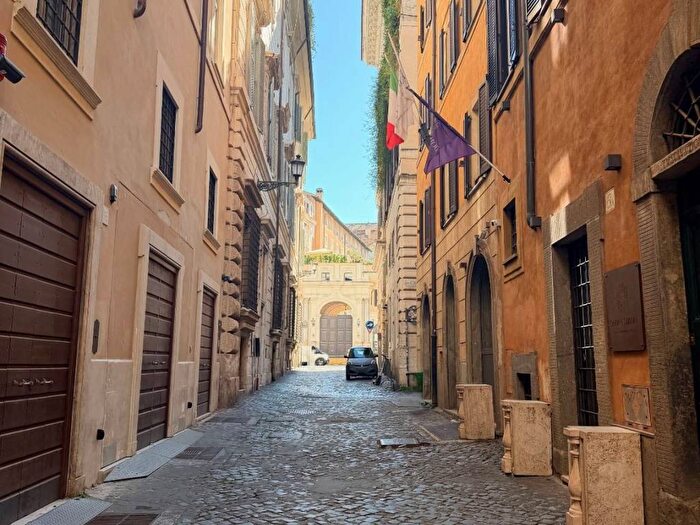 Casa in affitto in Piazza dei Santi Apostoli, Trevi, Roma