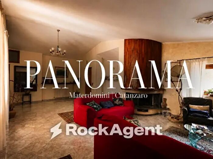 Appartamento con 6 locali in vendita in Via Gianvincenzo Gravina, Catanzaro