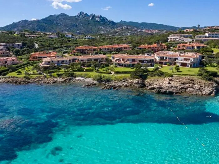 Appartamento trilocale in vendita in Via Cala Granu, Arzachena