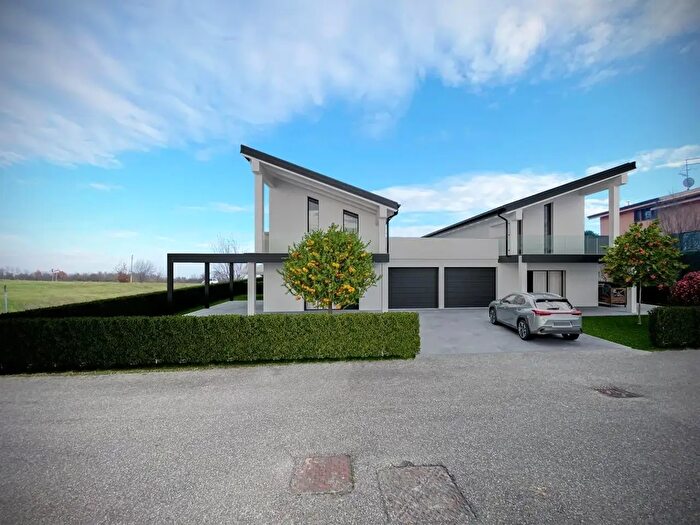 Casa quadrilocale in vendita in Via Suzzano, Rivergaro