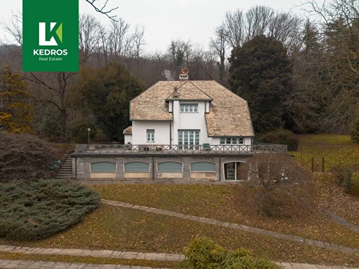 Casa con 9 locali in vendita in Via Sassello, Comerio