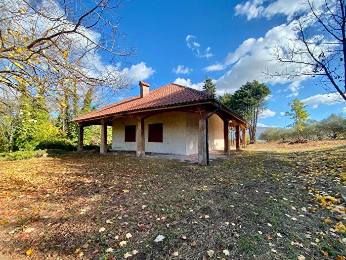 Casa quadrilocale in vendita in Via Serraloggia, Fabriano