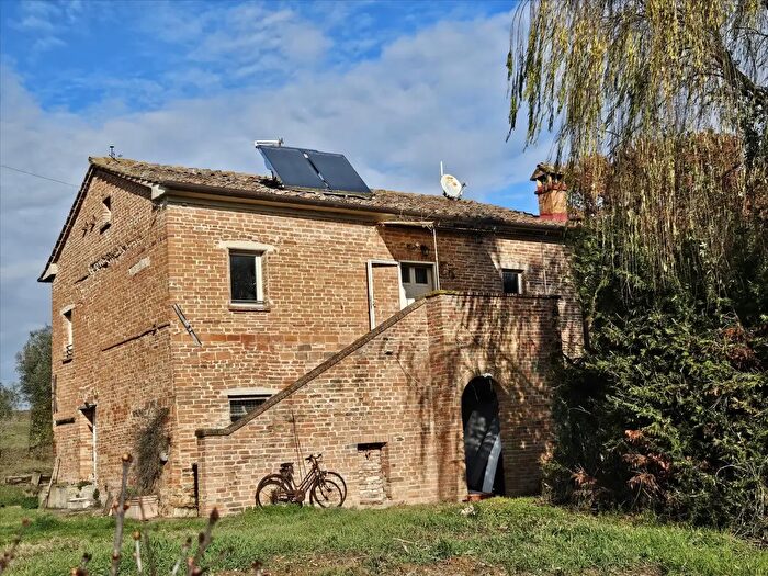 Casa con 8 locali in vendita in Castiglione Del Lago