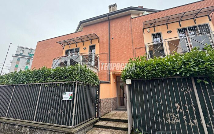 Appartamento trilocale in vendita in Via Trieste, Cologno Monzese