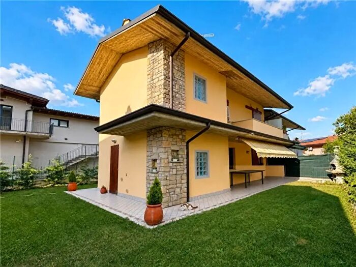 Casa con 6 locali in vendita in Castelli Calepio