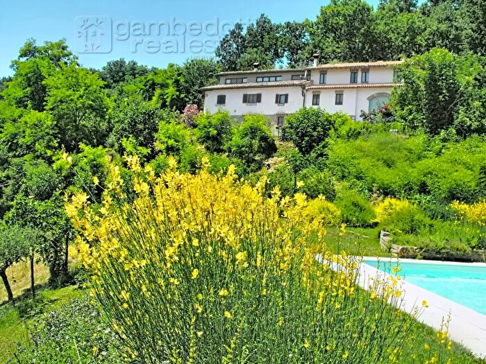 Casa con 16 locali in vendita in Urbino