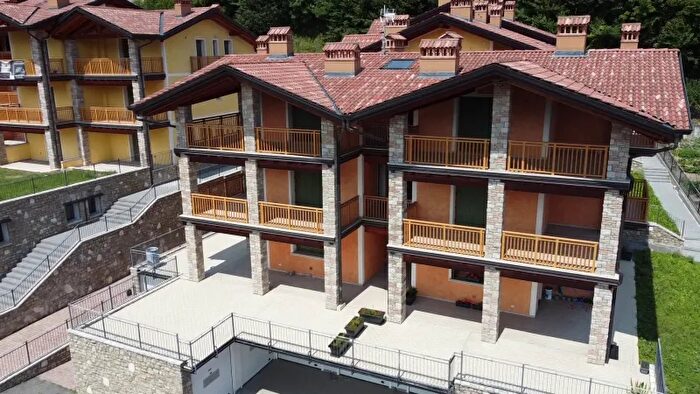 Appartamento trilocale in vendita in Via S Antonio, Ossimo