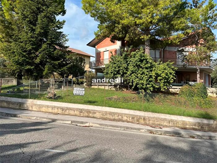 Casa con 8 locali in vendita in Monsano