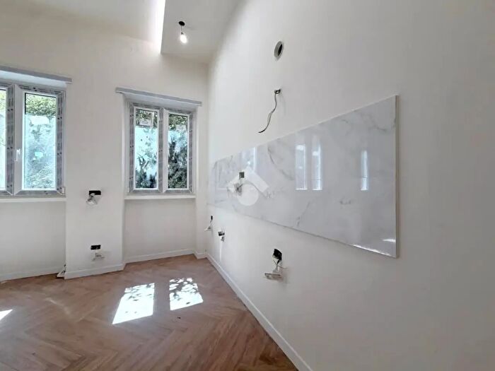Appartamento trilocale in vendita in Via del Casale Giuliani, Roma