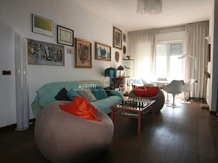 Appartamento con 5 locali in vendita in Via dei Mille, Carrara