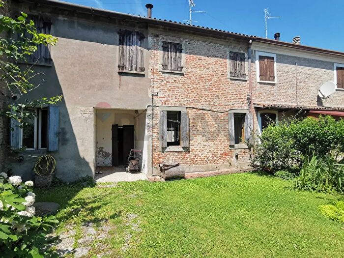 Casa con 8 locali in vendita in Ficarolo