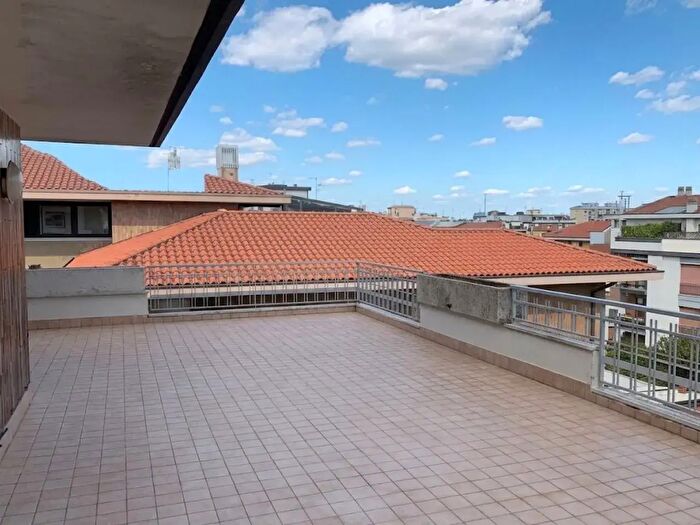 Appartamento con 6 locali in vendita in Viale IV Novembre, Treviso