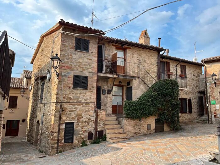 Casa quadrilocale in vendita in Via Torre del Colle, Bevagna