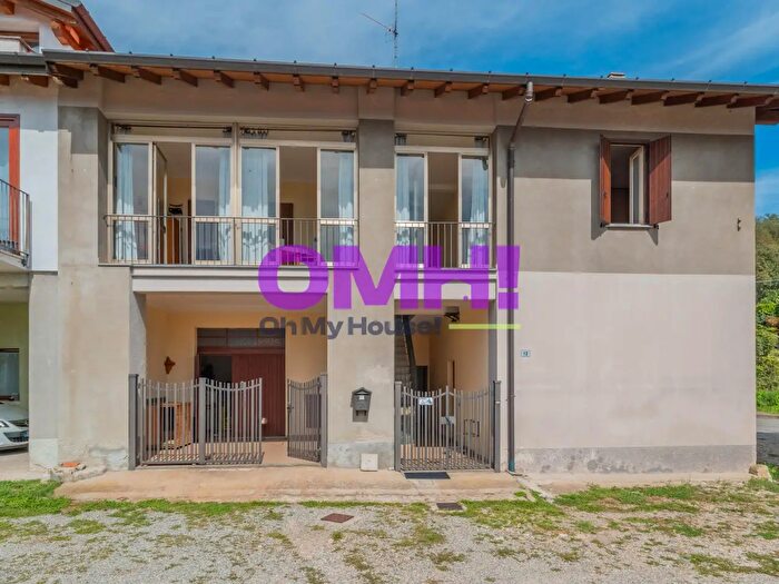 Casa con 6 locali in vendita in Via Trento, Besozzo