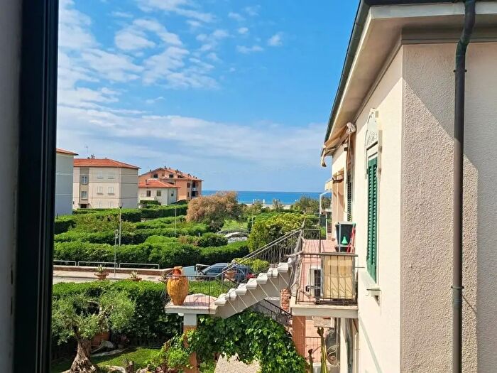 Casa con 10 locali in vendita in Rosignano Marittimo