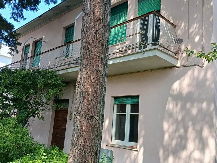 Casa con 8 locali in vendita in Via Gissi, Vasto