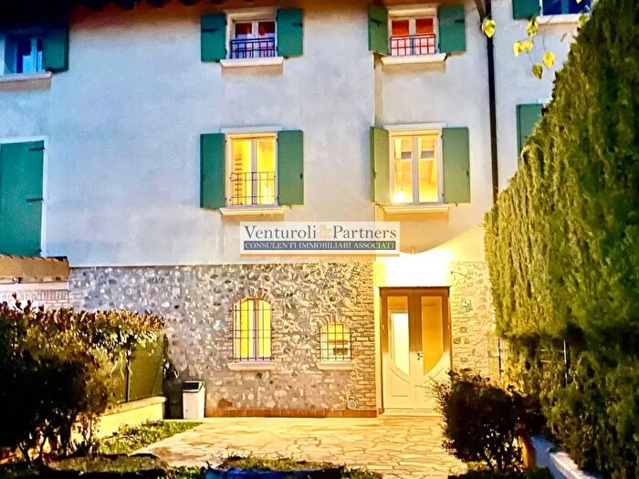 Casa con 5 locali in vendita in Via Pio La Torre, Peschiera Del Garda