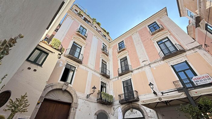 Appartamento con 7 locali in vendita in Via dei Mercanti, Salerno