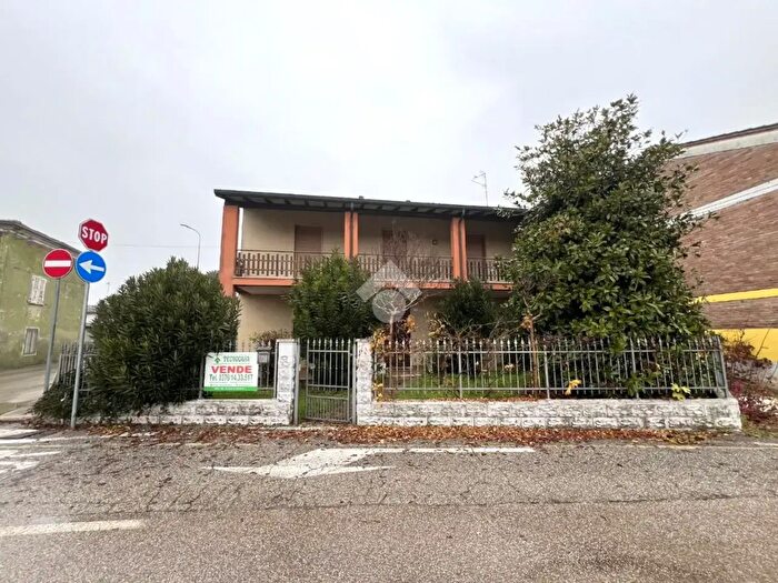 Casa quadrilocale in vendita in Strada Campagnola, Acquanegra Sul Chiese