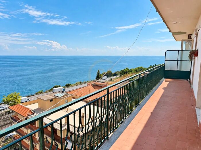 Appartamento con 6 locali in vendita in Via Vito d'Anna, Acireale