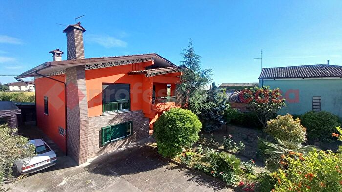 Casa con 8 locali in vendita in Roveredo Di Gua