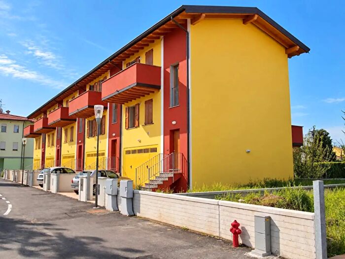 Appartamento con 6 locali in vendita in Via Belfiore, Casaloldo