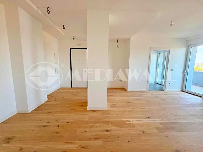 Appartamento con 7 locali in vendita in Via Guglielmo Oberdan, Pordenone