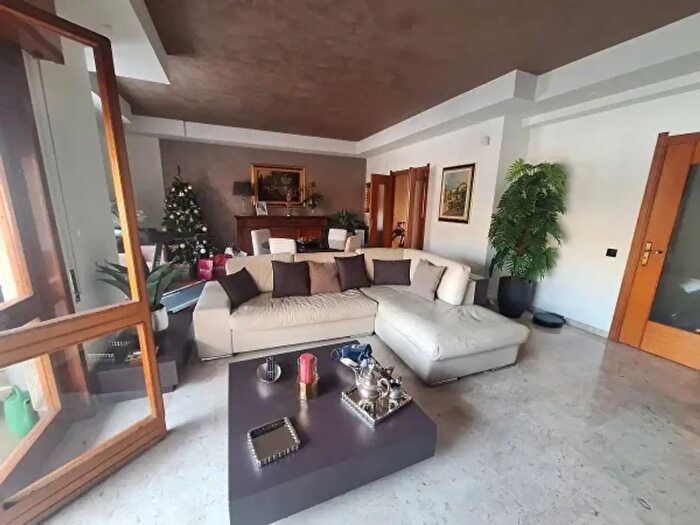 Appartamento con 6 locali in vendita in Viale Praga, Palermo