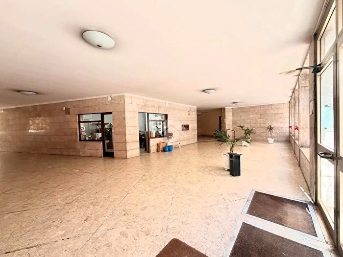 Appartamento con 5 locali in vendita in Via Domenico Fontana, Napoli