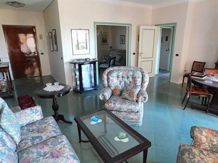 Appartamento con 6 locali in vendita in Via Filippo Garofalo, Ragusa